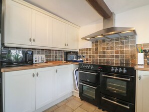 Dishwasher, cookware/dishes/utensils - Blindwell House (Matlock)