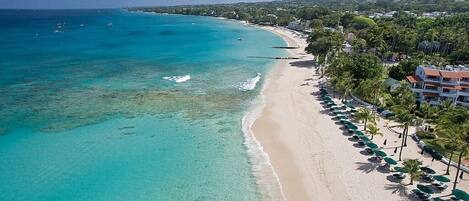 Sulla spiaggia, lettini da mare, teli da spiaggia