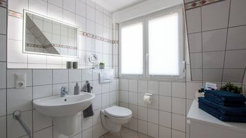 Dusche, Haartrockner, Handtücher, Seife