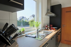 Réfrigérateur, four à micro-ondes, un four, surface de cuisson