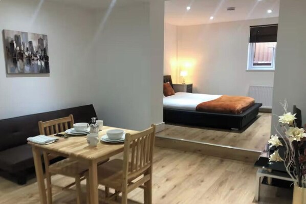 1 chambre, fer et planche à repasser, Wi-Fi, draps fournis