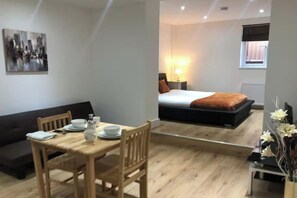 1 habitación, tabla de planchar con plancha, wifi y ropa de cama