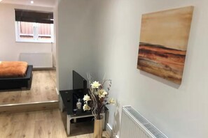 1 habitación, tabla de planchar con plancha, wifi y ropa de cama 