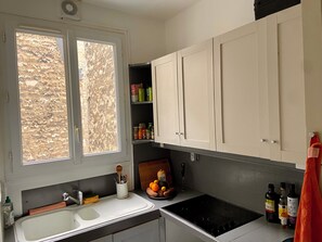 Refrigerador, horno, parrilla de estufa y tetera eléctrica 