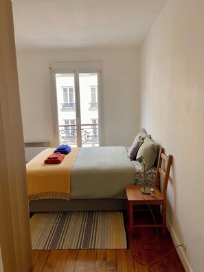 1 habitación, tabla de planchar con plancha, wifi gratis y ropa de cama 