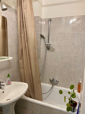 Secadora de cabello, toallas, jabón, shampoo 