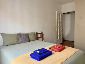 1 habitación, tabla de planchar con plancha, wifi gratis y ropa de cama 