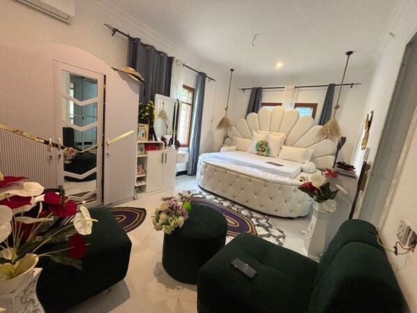 Suite | Blackout curtains, soundproofing, free WiFi, bed sheets