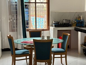 Tủ lạnh, lò vi sóng, dụng cụ nấu nướng/bát dĩa/dao nĩa 