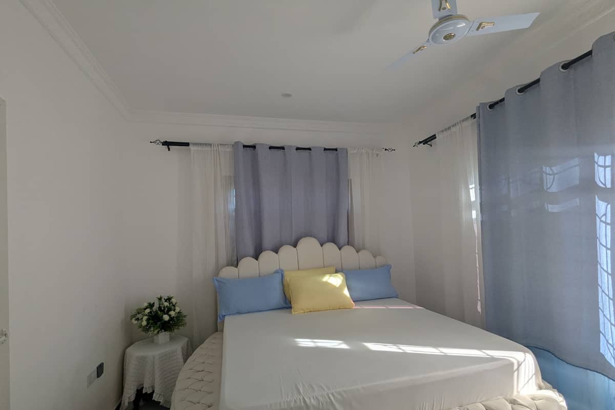 Queen Room | Cortinas opacas, sistema de insonorización, wifi gratis y ropa de cama
