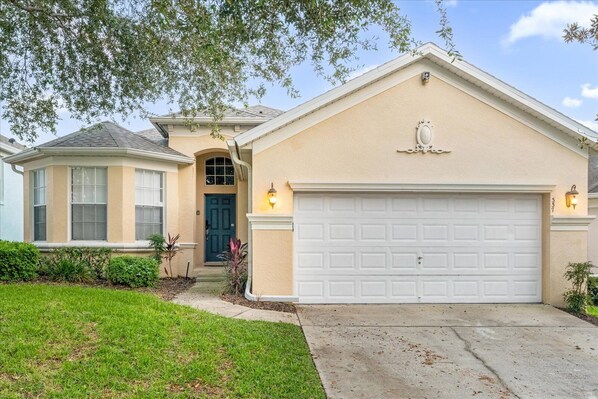 Vista frontal de la propiedad