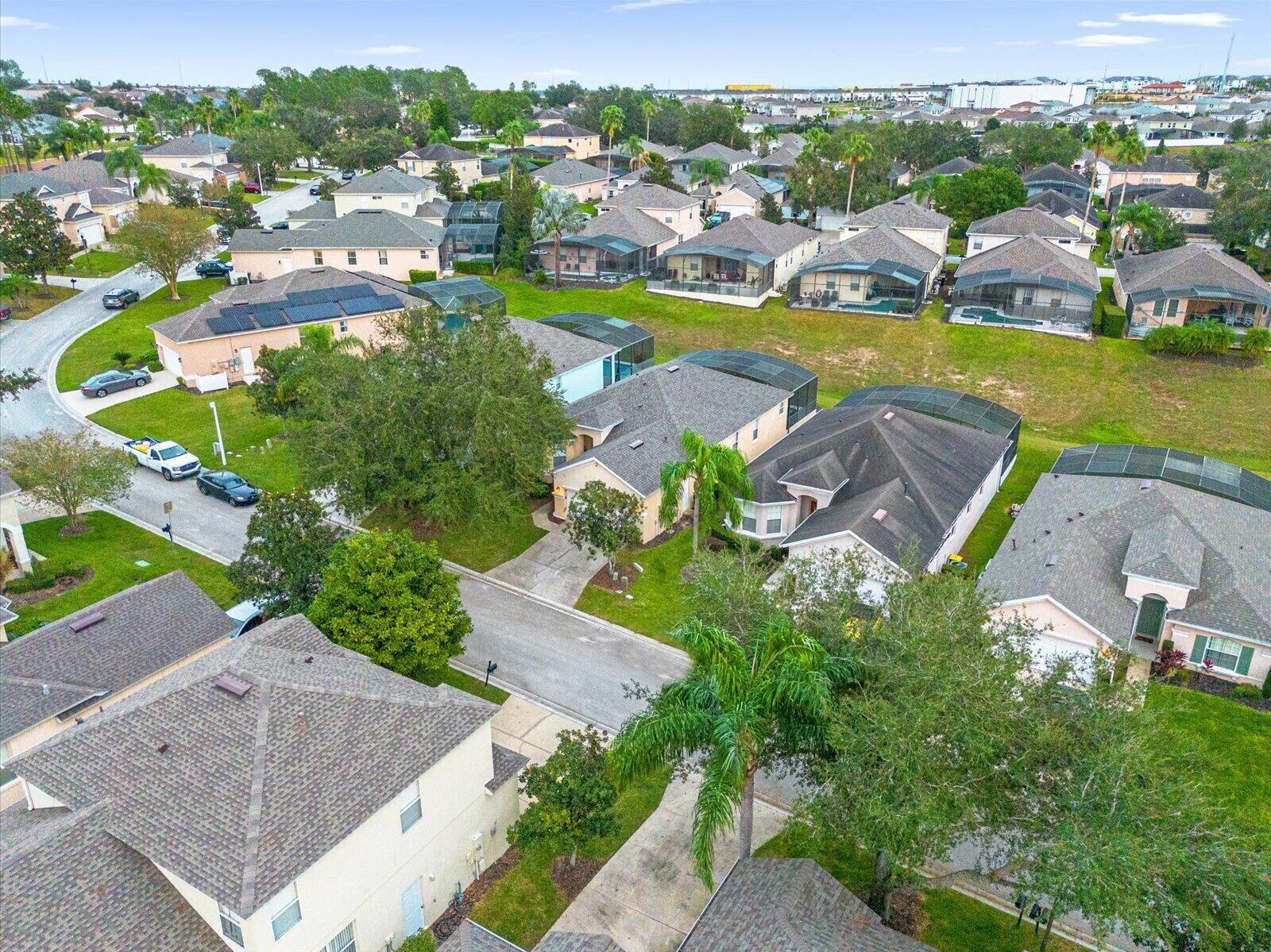 Un quartier résidentiel où les maisons sont dotées de toits inclinés et de panneaux solaires.