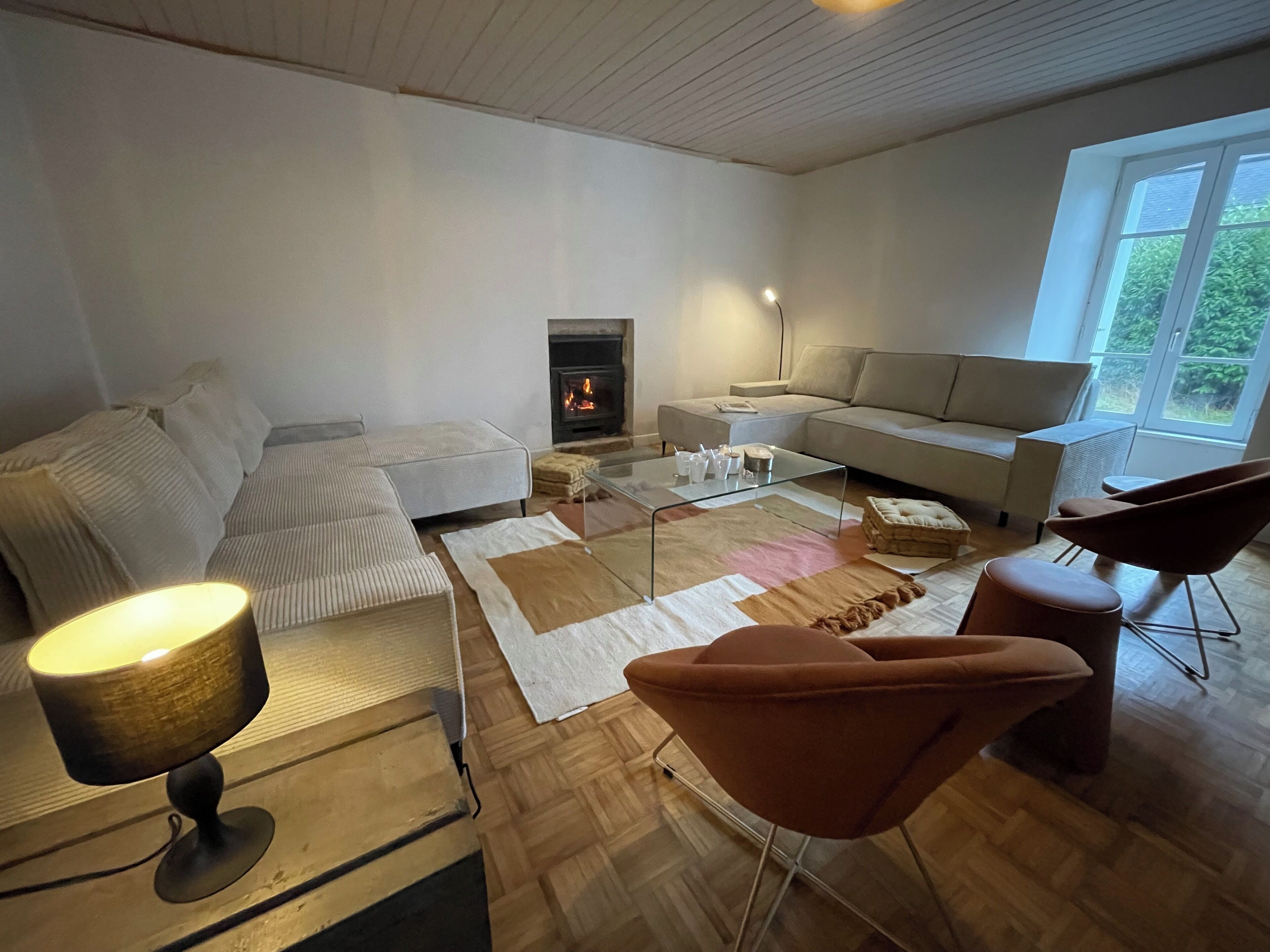 Salon lounge avec cheminée