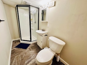 تجهيزات دش، مناشف، صابون، ورق حمّام