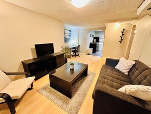 TV - Urban Nest in Beautiful St Boniface. Simple. Bright. Clean. Walkable. Amenities. (Winnipeg)