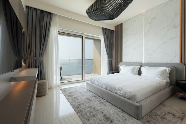 Appartement Deluxe, balcon, vue sur la mer | Literie de qualité, lit avec matelas en mousse à mémoire, coffre-fort