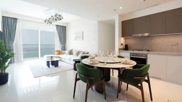 Căn hộ Deluxe, ban công, quang cảnh biển | Khu phòng khách | TV màn hình phẳng 125-cm có truyền hình kỹ thuật số, Netflix