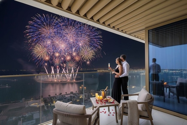 Deluxe Apartment, Balcony, Sea View | Premium bedding, memory foam beds, in-room safe, blackout drapes - KeyRock - Dreamy Stay Palm View (Dubai)