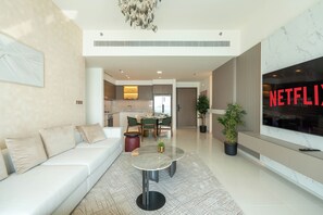 Appartement Deluxe, balcon, vue sur la mer | Aire de séjour | Téléviseur à écran plat de 125 cm avec télévision numérique, Netflix