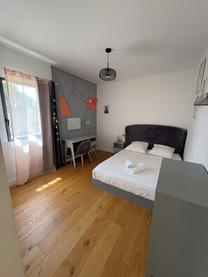 4 Schlafzimmer, Schreibtisch, Bügeleisen/Bügelbrett, WLAN