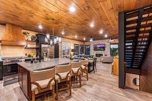 冷蔵庫、電子レンジ、オーブン、コンロ