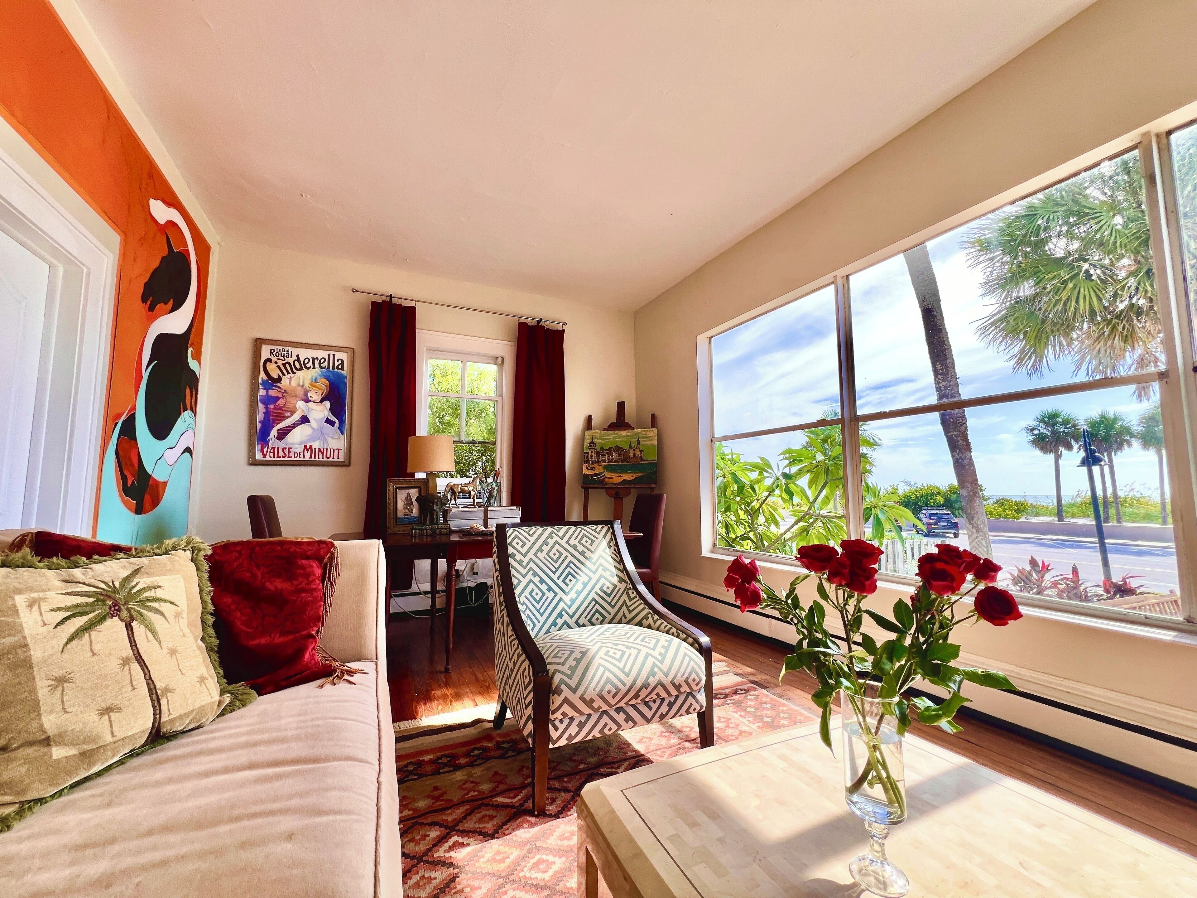 Fernseher, Kamin, Bücher