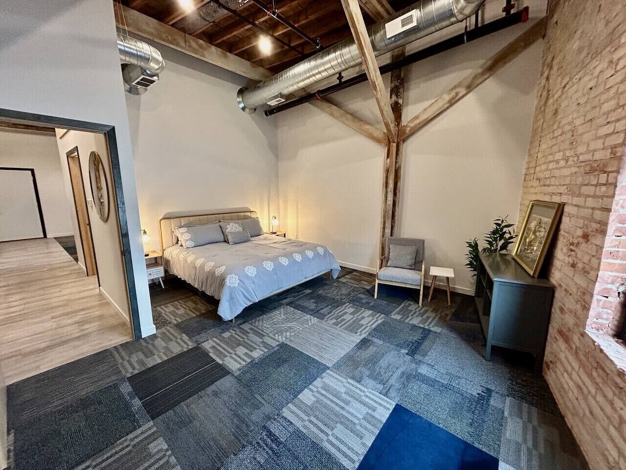 Desk, iron/ironing board, WiFi