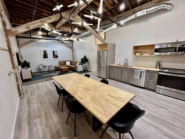 Refrigerador, cafetera/tetera, utensilios de cocina