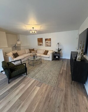 TV - Modern Home in Galena Territory (Galena)