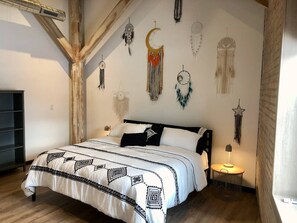 3 bedrooms, desk, iron/ironing board, travel cot
