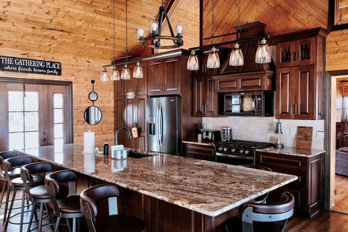 Mirror Lake - Rare private lake!