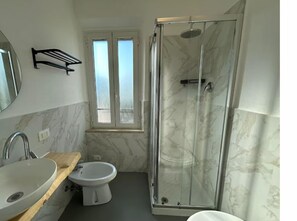 Handdukar, tvål och toalettpapper