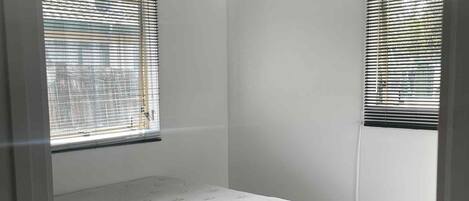 1 habitación, acceso a internet y ropa de cama