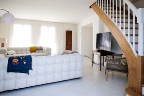 TV - Beautiful Downtown House – Sleeps 6 – 2 Parking Spaces (Les Sables-d´Olonne)