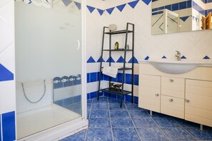 Regadera y secadora de cabello 