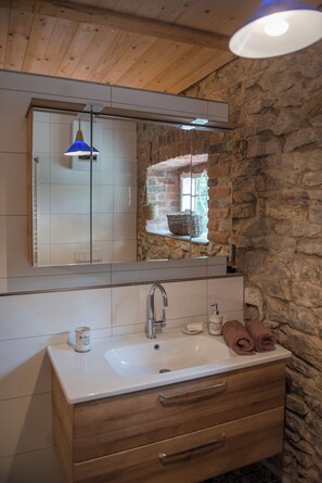 Dusche, Haartrockner, Seife, Toilettenpapier