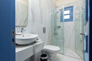 Sèche-cheveux, serviettes fournies, savon, papier toilette