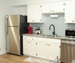 Fridge, microwave, oven, stovetop - Tranquil Nest (Arlington)