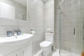 Ducha, secador de pelo, toallas, jabón