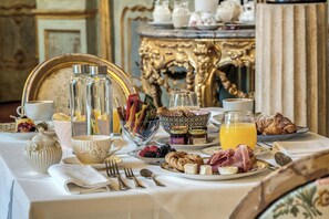 朝食 (ビュッフェ)、毎日提供 (無料)