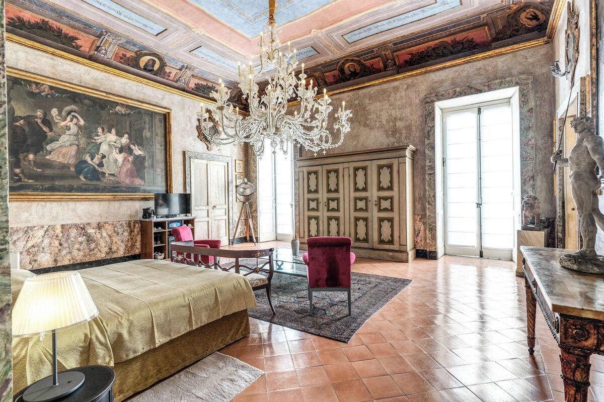 Executive Suite | Desk, free WiFi