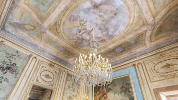 Minibar, muebles diferentes, escritorio y wifi gratis