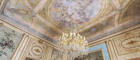 Minibar, ameublement personnalisé, bureau, Wi-Fi gratuit