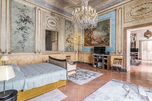 Executive Suite | Minibar, individually furnished, desk, free WiFi