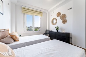 2 habitaciones y tabla de planchar con plancha