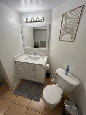 Hair dryer, towels, soap, toilet paper - Cozy 2 Bedroom Retreat in Heartland (Mississauga)