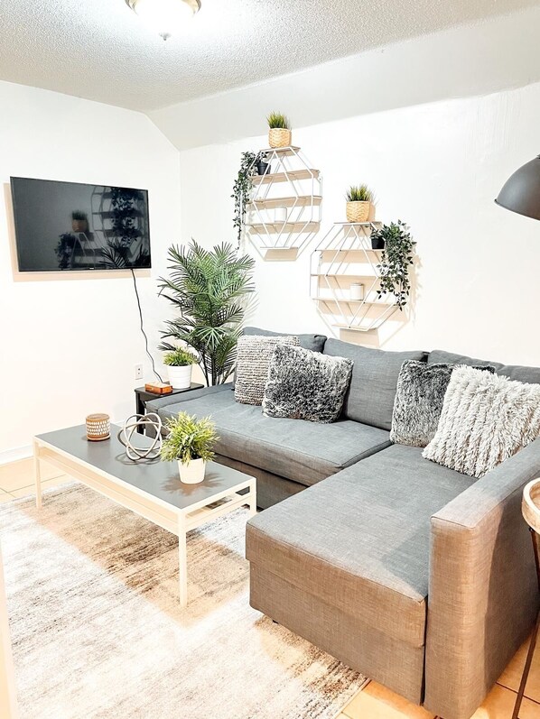 TV - Cozy 2 Bedroom Retreat in Heartland (Mississauga)