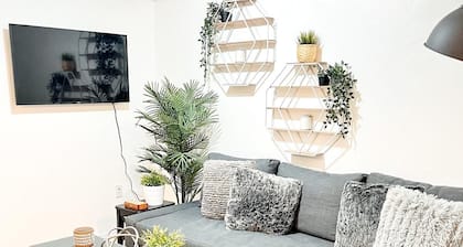 Cozy 2 Bedroom Retreat in Heartland