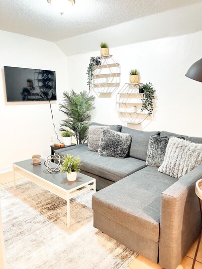 Cozy 2 Bedroom Retreat in Heartland