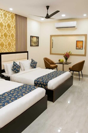 Escriptori, espai de treball apte per a portàtils i cortines opaques 